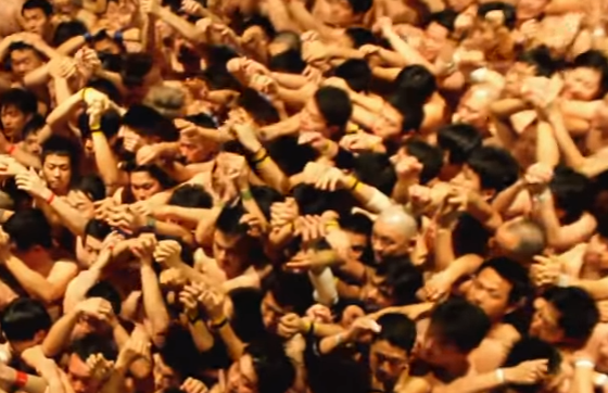 Festival bizar in Japonia. Motivul pentru care 10.000 de barbati s-au dezbracat in miez de noapte, intr-un templu. VIDEO