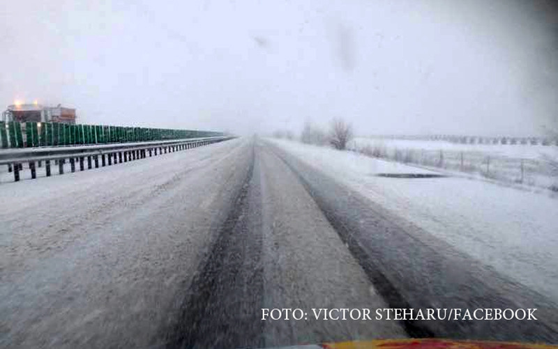 Ninge pe Autostrada Soarelui iar banda a doua e acoperita de zapada. Avertismentul Politiei Rutiere pentru soferi