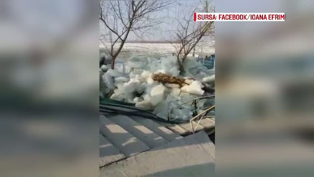 Necazuri nesfarsite pe Dunare. Sloiurile au ajuns pe mal, iar localnicii spun ca n-au mai avut astfel de probleme de 10 ani