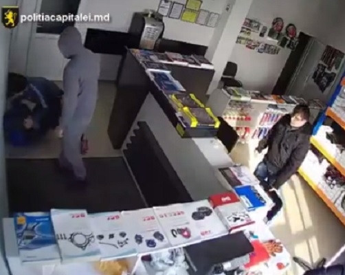 Atacul unei bande asupra unui magazin din Moldova, filmat de camerele de supraveghere. Proprietarul s-a aparat cu pistolul