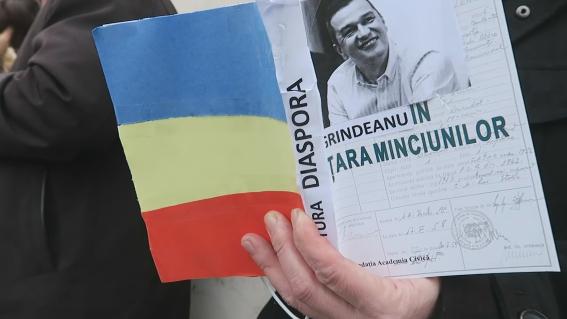 "Grindeanu in Tara Minciunilor". Cum protesteaza romanii de la Londra, in tacere, cu "carti antiguvernamentale" in maini