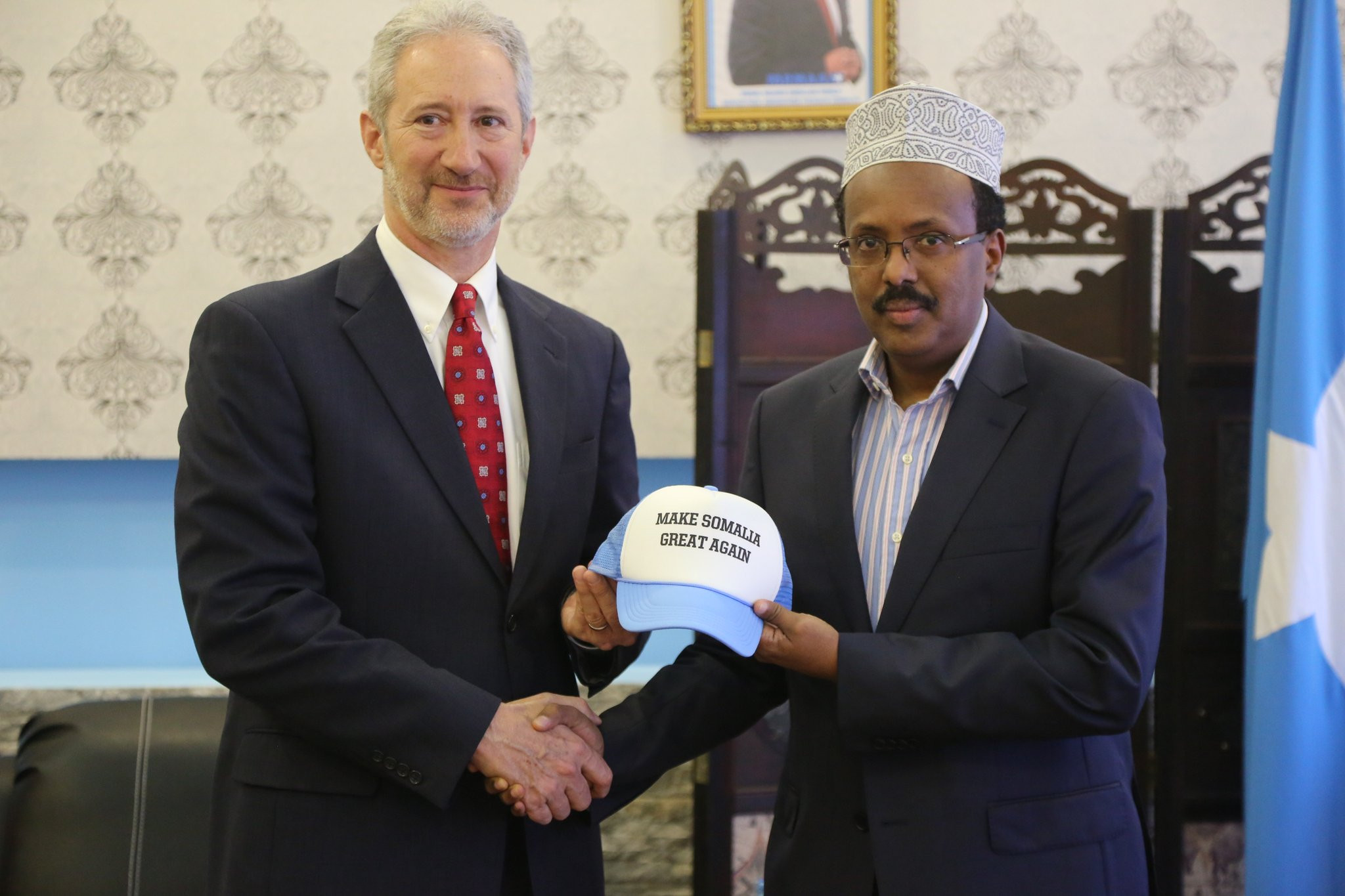Gafa a diplomatiei americane in Somalia. Ce cadou i-a putut da ambasadorul SUA presedintelui acestei tari