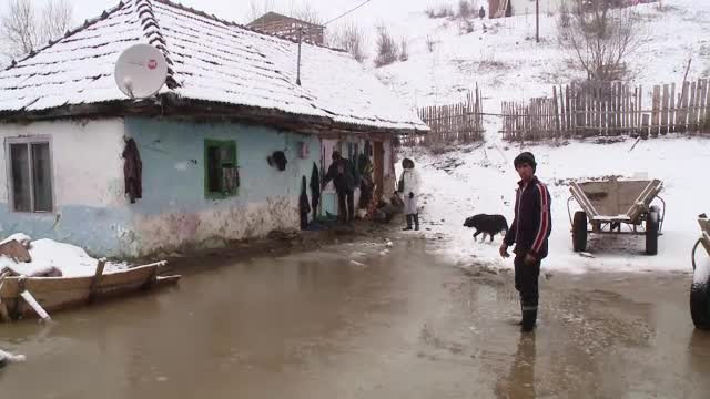Casele din satul Zizin, inundate dupa ce zapezile s-au topit. Primaria i-a ajutat pe oameni doar cu o vidanja