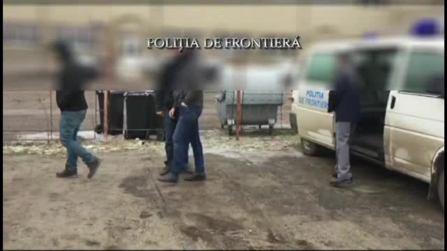 Cei doi turci care vor sa plece din Romania cu orice pret. De data aceasta s-au ascuns sub remorca unui tractor