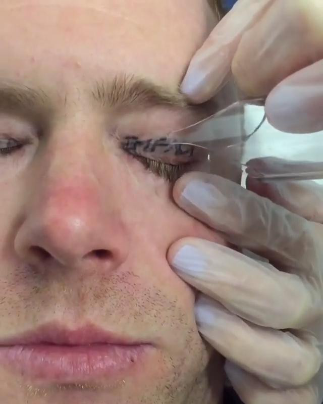 A mers in Mexic si a baut timp de 3 zile impreuna cu prietenii. Ce si-a tatuat pe pleoape. FOTO