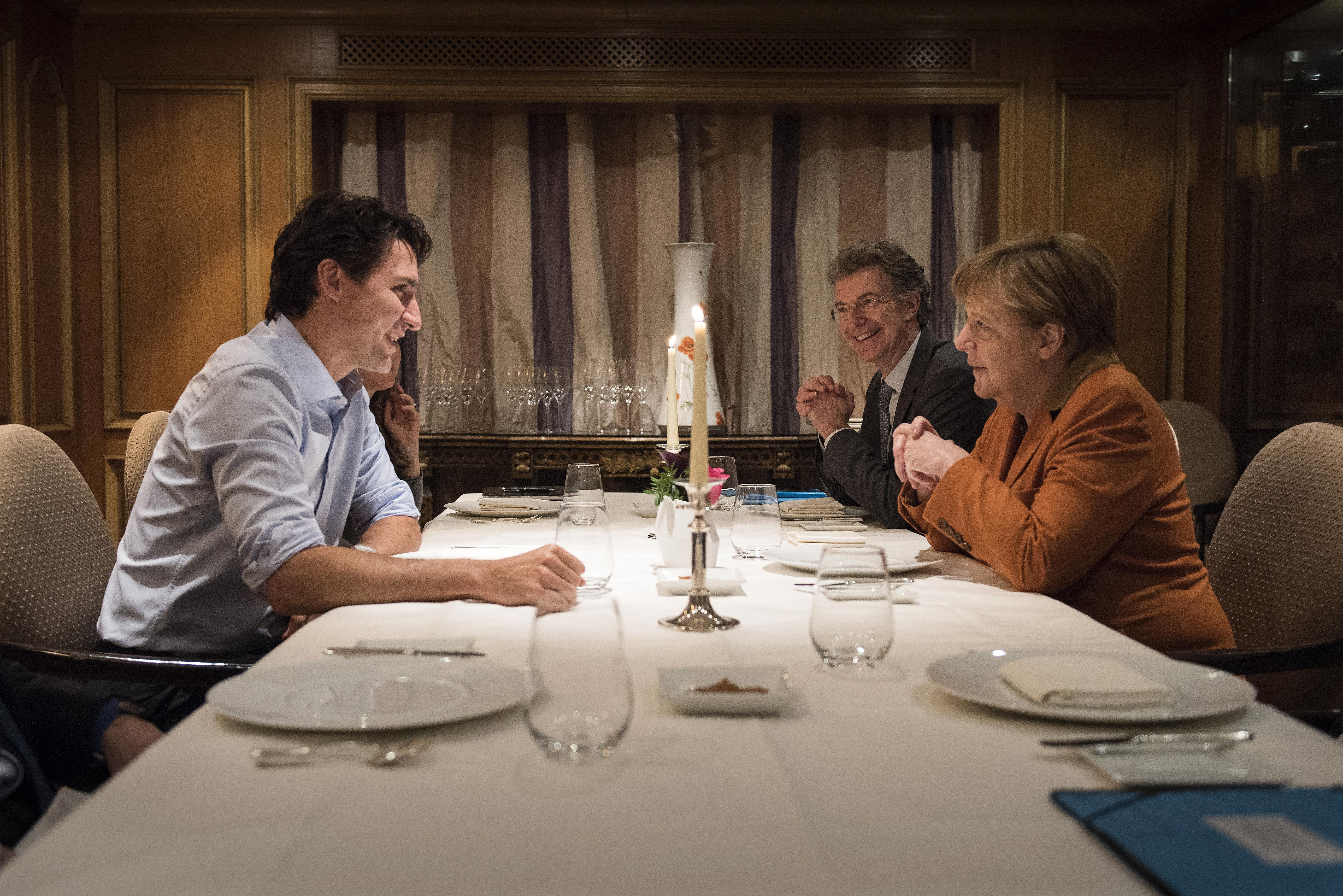 Poza cu Justin Trudeau si Angela Merkel devenita viral. Detaliul care a starnit glume si ironii la adresa cancelarului