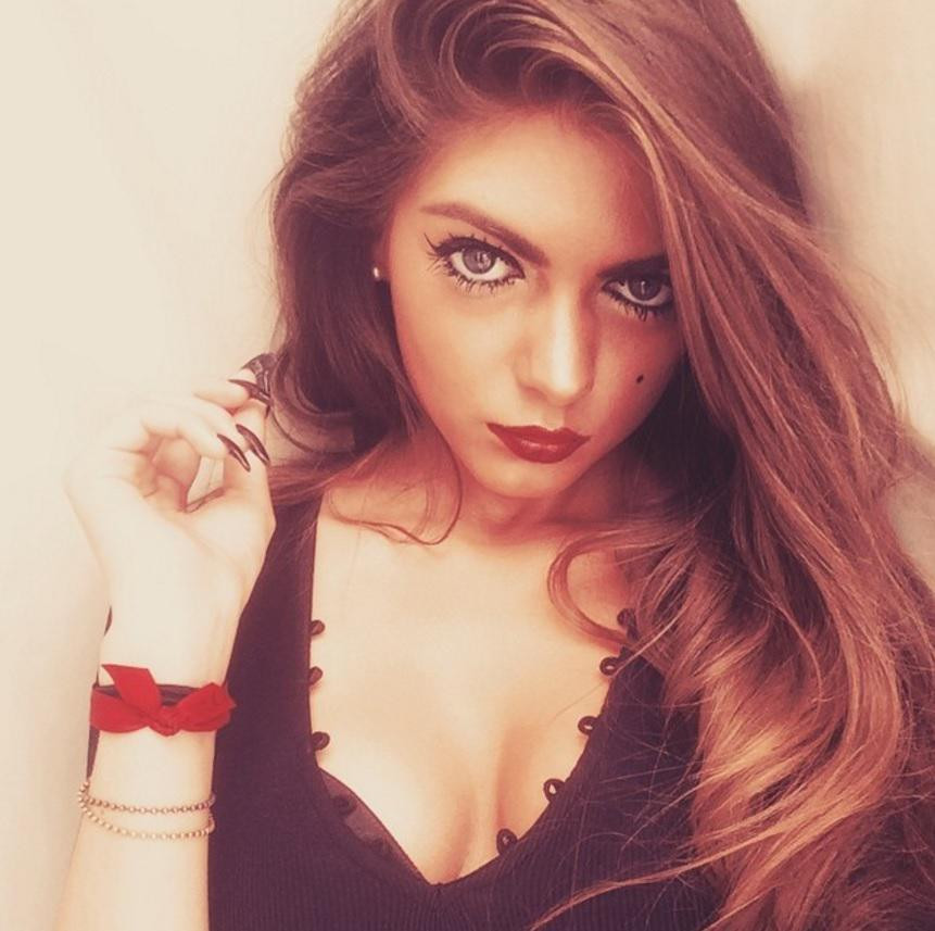 O tanara care voia sa lucreze in televiziune sustine ca a fost data afara pentru ca "e prea frumoasa"