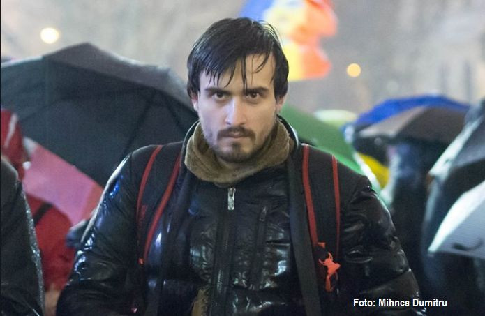 Dupa o garda de 24 de ore a mers direct in Piata Victoriei la protest. Imaginea-simbol de la manifestatia de duminica