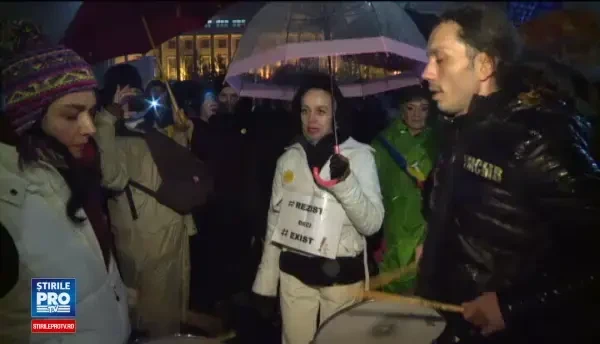Filmul protestelor in a 20-a zi, in Capitala si in tara. Mii de oameni au stat in ploaie cu steaguri si pancarte