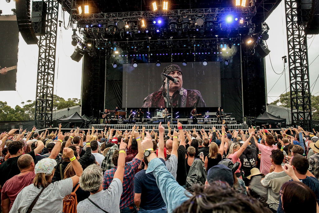 Un adolescent din Australia, invitat sa urce pe scena si sa cante cu Bruce Springsteen, dupa ce a chiulit de la scoala