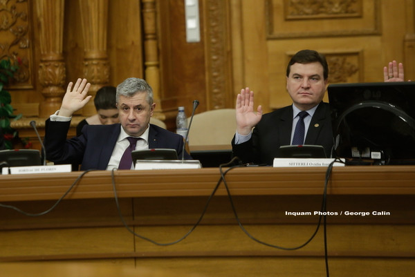 Controversata OUG 13 a devenit istorie, dupa ce a fost respinsa in Parlament. Reactia protestatarilor din Piata Victoriei