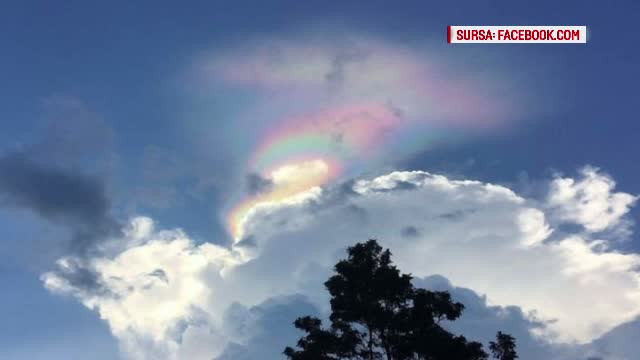 Un fenomen meteo rar i-a incantat pe locuitorii din Singapore. Un nor in culorile curcubeului a aparut pe cer