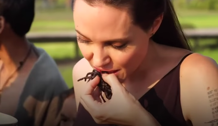Angelina Jolie a mancat greieri si tarantule cu copiii ei, in Cambodgia. "Paianjenii sunt de fapt chiar buni." VIDEO