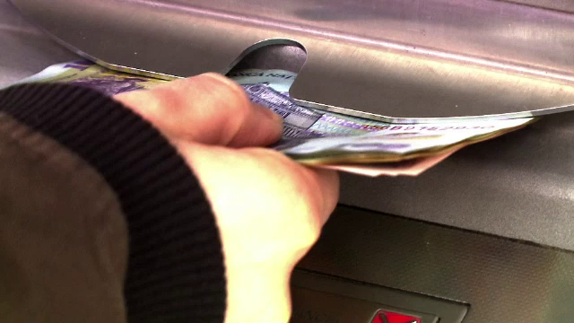 Un bărbat din Târgu Jiu a rămas fără pensia pe o lună, în timp ce scoatea banii de la bancomat. Ce s-a întâmplat
