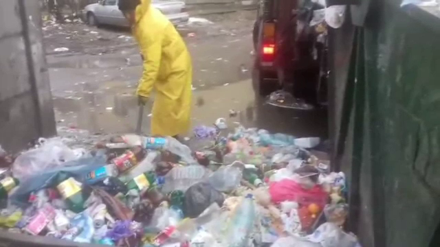 Angajatii de la salubritate din Braila, nevoiti sa colecteze gunoiul cu lopata. De ce nu pot folosi masinile