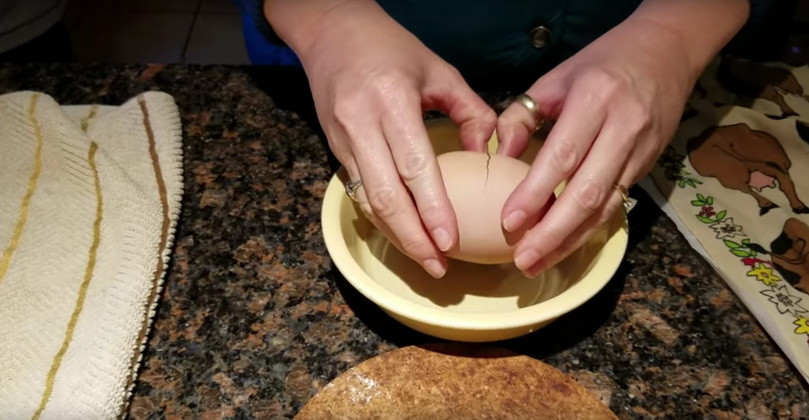 A gasit un ou de gaina urias si l-a spart! Nu se astepta sa gaseasca asa ceva inauntru