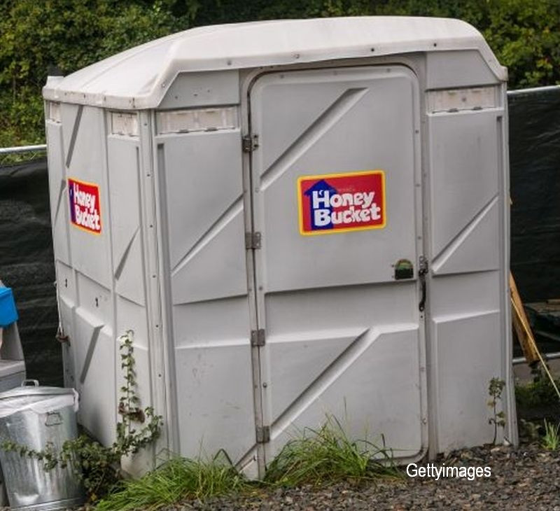 Un barbat a cazut in gol 10 metri in putul unei toalete publice si a ramas blocat. Ce s-a intamplat cu el pana la urma. VIDEO