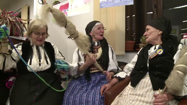 Traditia sezatorilor continua la Avrig, chiar si in era tehnologiei. Cum se distreaza si ce vorbesc femeile in timp ce torc