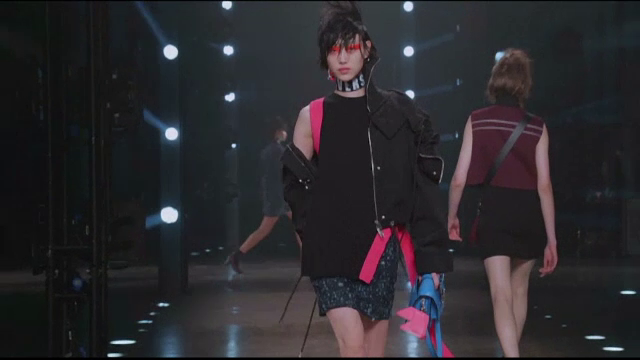 Romantism si rock'n'roll la Saptamana Modei de la Londra. Casa de moda Burberry a adus in prim plan istoria artei britanice