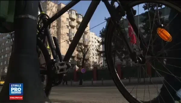 Biciclistii din Capitala au lansat o petitie prin care cer Primariei sa ii lase sa circule pe benzile destinate autobuzelor