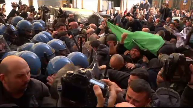 Mii de taximetristi au protestat in Italia fata de legislatia pro Uber. La Roma, manifestatia a degenerat in lupte de strada