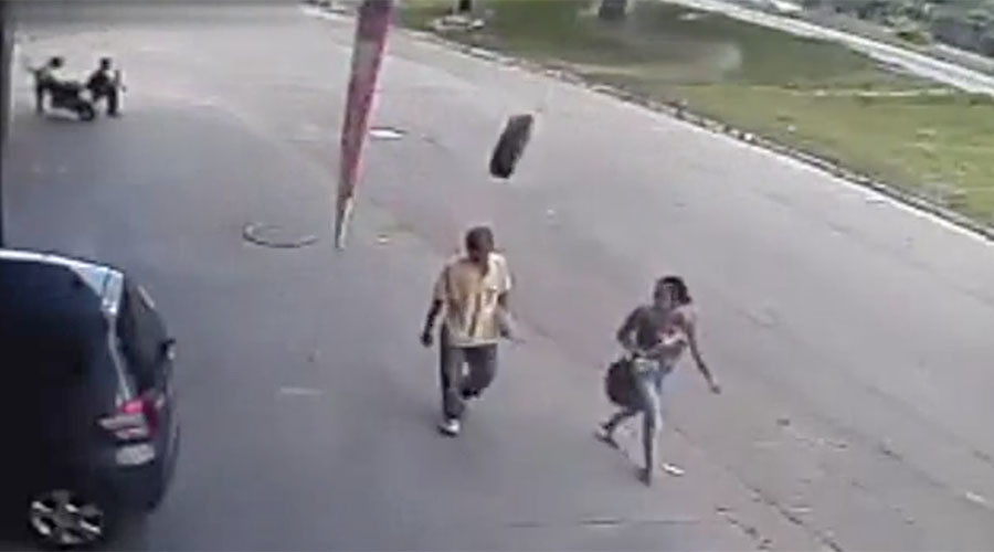 O roata sarita de la o masina a izbit cu viteza in cap un barbat. Imaginile surprinse de o camera de supraveghere in Brazilia