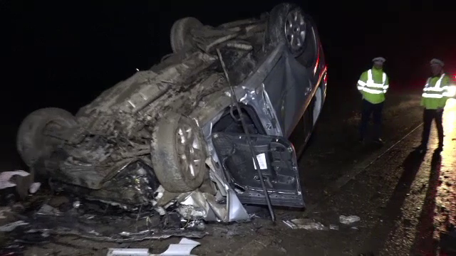 Un tanar de 19 ani a murit pe loc dupa ce a intrat cu masina in zidul de beton al A1. Cand si-a luat permisul