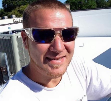 S-a jucat online timp de 22 de ore, iar a doua zi a fost gasit mort in casa. Ultimul mesaj postat de barbat pe Twitter