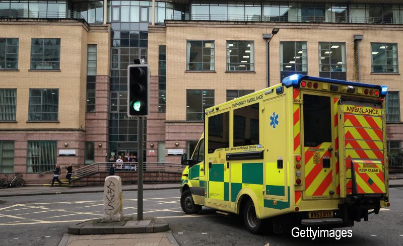 O femeie paramedic conducea, cand a asistat la un accident rutier. Socul pe care l-a avut cand a vazut cine e victima