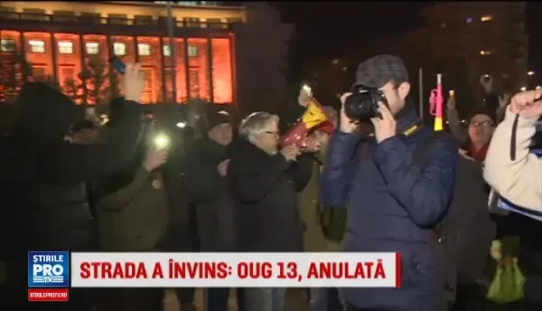Controversata OUG 13 a devenit istorie, dupa ce a fost respinsa in Parlament. Reactia protestatarilor din Piata Victoriei
