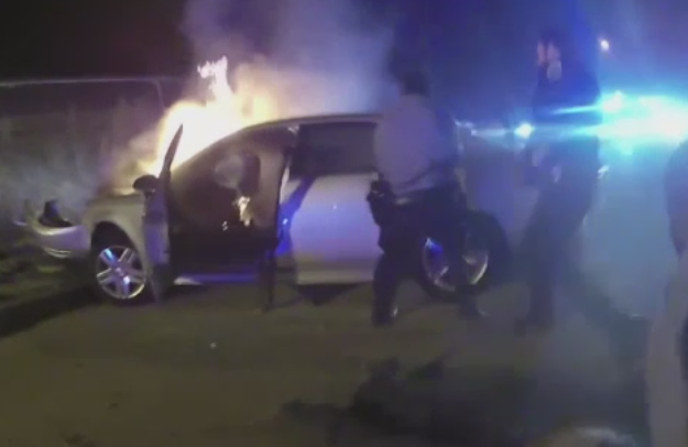 Un politist curajos din Washington i-a salvat viata unui sofer blocat intr-o masina in flacari. VIDEO