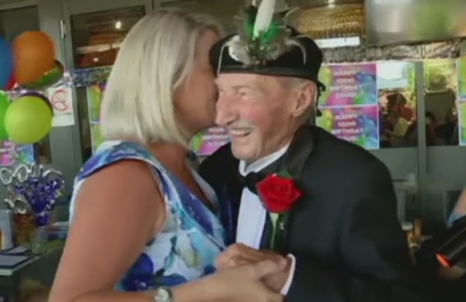 100 de femei la petrecerea de 100 de ani, dorinta unui veteran de razboi din Australia. Reteta lui pentru o viata buna