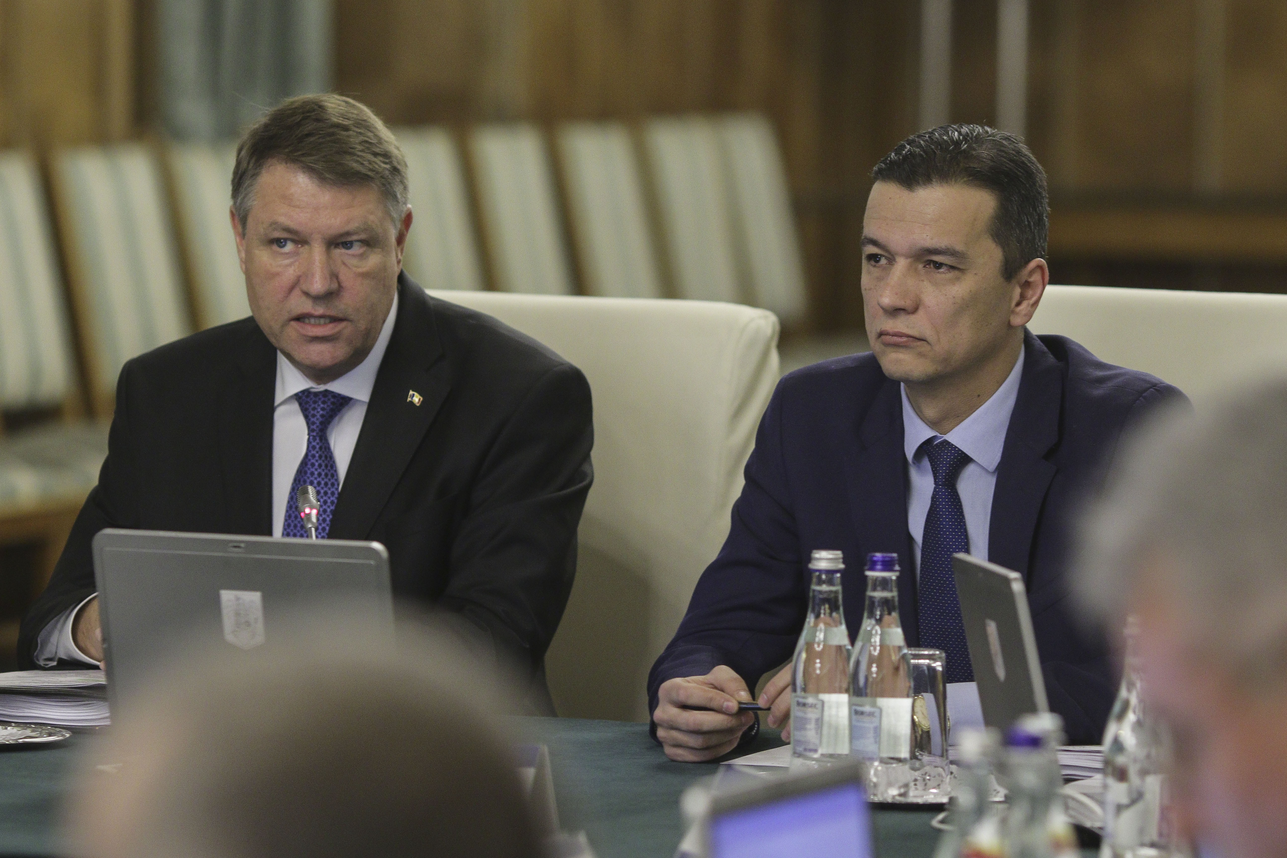 Noii ministri au depus juramantul la Palatul Cotroceni. Klaus Iohannis: "Vineri promulg legile referitoare la OUG 13 si 14"