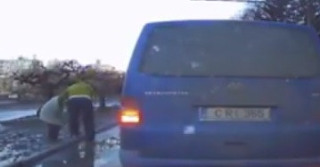 Gestul impresionant al unui sofer din Chisinau. A oprit masina si a ajutat o batrana care ramasese blocata in noroi