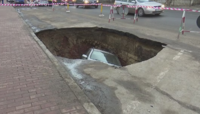 Ce au descoperit arheologii in pamant, la Ramnicu Sarat, dupa ce au scos masina inghitita azi de o groapa