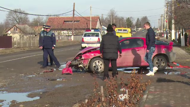 Reactia tupeista a unui sofer de 21 ani care a intrat cu masina sport intr-un microbuz ranind 7 elevi: "Alte intrebari?"