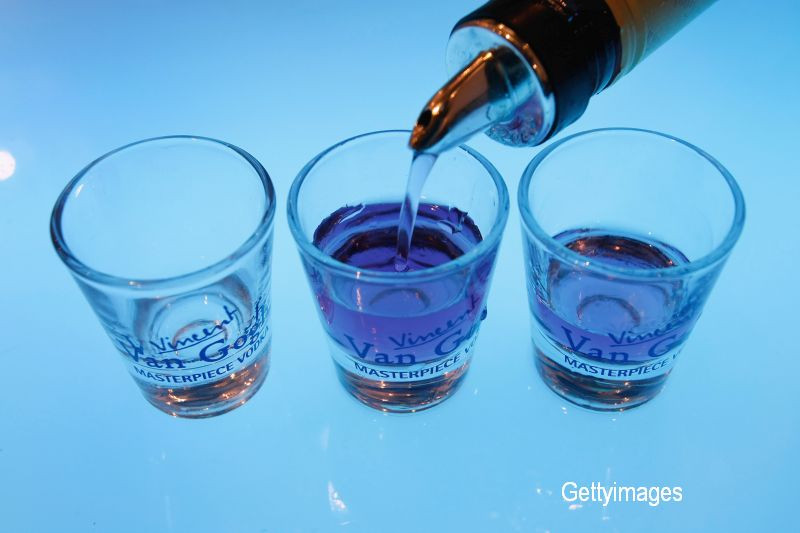 O femeie din Anglia a baut 3 pahare cu votca si i-a spus iubitului ei ca se duce sa fumeze. De ce a ramas socat barbatul