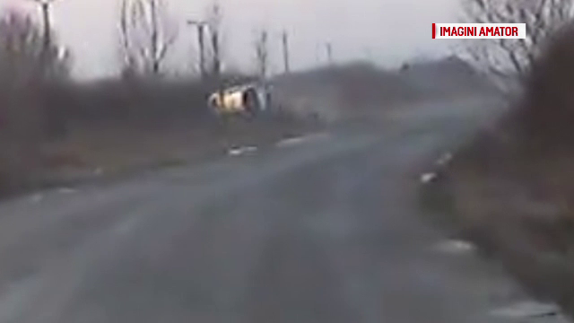 Accident cumplit filmat de un sofer din trafic: o masina s-a rostogolit de doua ori, in judetul Arad. Cine se afla inauntru