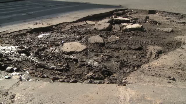 La Craiova au "inflorit" gropile, dupa topirea zapezii. Ce a declarat primarul despre situatia de pe sosele