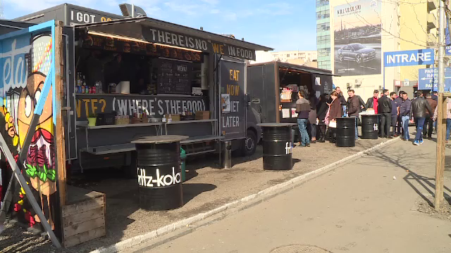 Burgeri, "bagels" si ciorbe, servite direct din rulota pentru cei grabiti. Cat au investit tinerii in afacerile "street food"