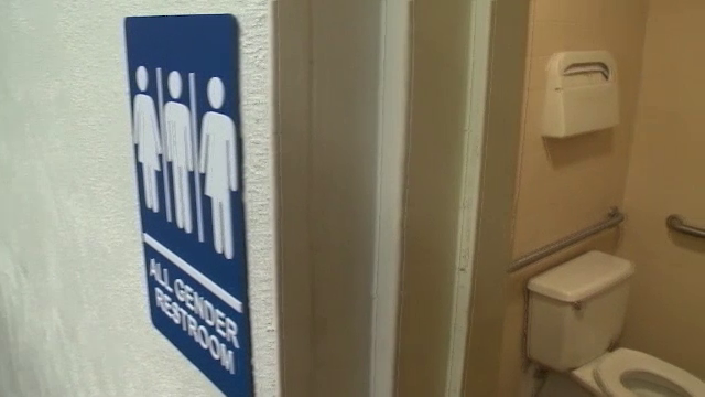 Proteste in fata Casei Albe dupa ce Trump a respins o directiva emisa de administratia Obama privind toaletele