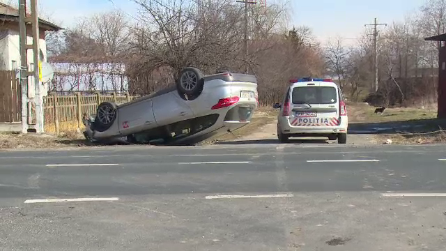Si-a vazut moartea cu ochii. Un sofer din judetul Dambovita s-a rasturnat, incercand sa evite impactul cu alta masina