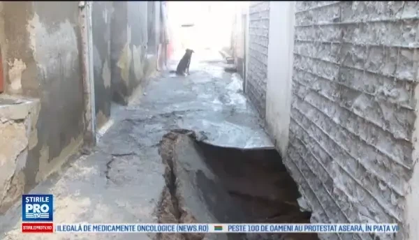 Zeci de oameni din Galati traiesc cu spaima ca locuintele lor s-ar putea prabusi: Trebuie sa disparem de-aici