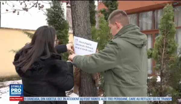 Imbraca-ma sa-ti tin de cald. Inspirati de alte initiative, mai multi liceeni din Maramures au strans haine pentru nevoiasi