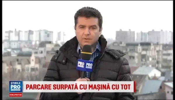 O masina a fost inghitita de o groapa uriasa aparuta pe o sosea din Ramnicu Sarat. Ce au descoperit arheologii in pamant