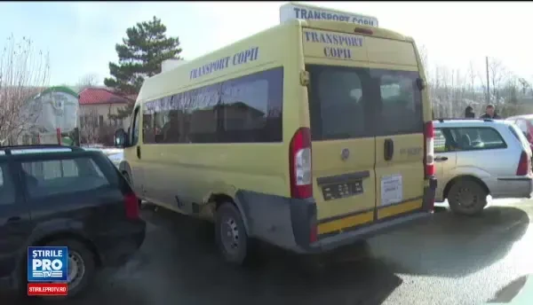 Reactia tupeista a unui sofer de 21 ani care a intrat cu masina sport intr-un microbuz ranind 7 elevi: Alte intrebari?