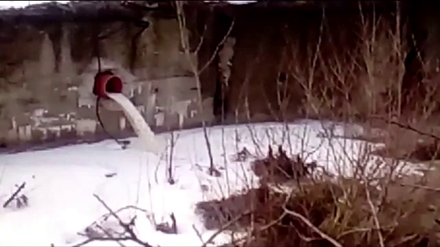 Poluare pe raul Barsa, la Zarnesti. Oamenii au filmat cum dintr-o conducta a unei fabrici se scurg deseuri