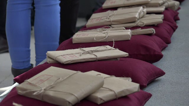 "Blind date cu 300 de carti", initiativa inedita a unor tineri din Alba Iulia. In ce consta evenimentul ajuns la a 2-a editie