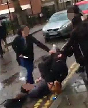 Bataie in plina strada intre doua adolescente, filmata de un martor. Ce avea asupra ei o a treia tanara. VIDEO