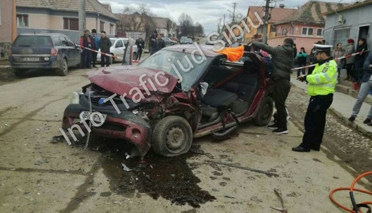Baiat de 13 ani, ranit grav dupa ce s-a urcat la volan si a intrat cu masina in doua autoturisme parcate in Sibiu